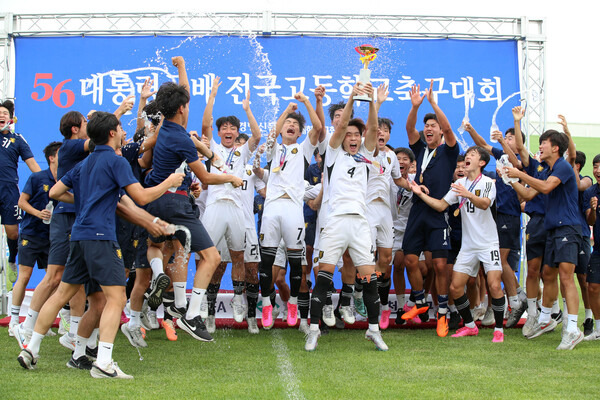 오래 대통령금배 대회에서 우승한 영등포공고 선수들. 대한축구협회 제공