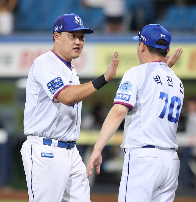 15일 대구 LG전 승리 후 박진만 감독과 하이파이브를 나누는 오재일. 삼성 제공