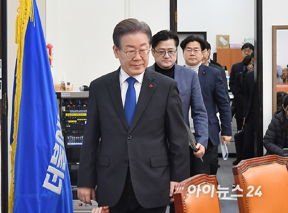 이재명 더불어민주당 대표가 22일 오전 서울 여의도 국회에서 열린 최고위원회의에 참석하고 있다. [사진=곽영래 기자]