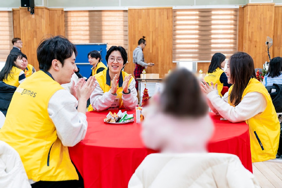 카카오게임즈 직원들이 놀이봉사를 하고 있다. [사진=카카오게임즈]