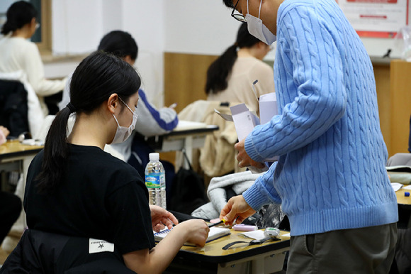 2024학년도 대학수학능력시험(수능시험) 중 서울 영등포구 여의도여자고등학교 시험장을 찾은 수험생들이 시험 준비를 하고 있다. [사진=사진공동취재단]