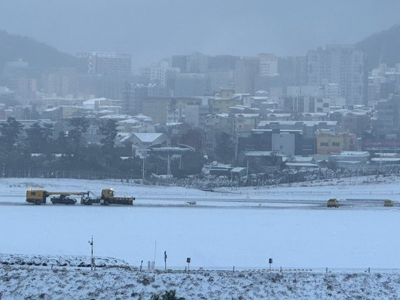 22일 오전 제주국제공항 활주로에서 한국공항공사 제설차가 눈을 치우고 있다. 최충일 기자