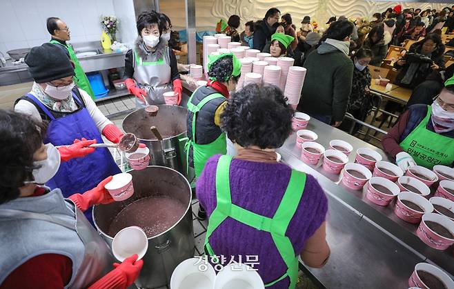 밤이 가장 길고 낮이 가장 짧아진다는 절기상 동지인 22일 서울 종로구 조계사에서 열린 팥죽 공양 행사에서 봉사자들이 팥죽을 나눠주고 있다. 성동훈 기자