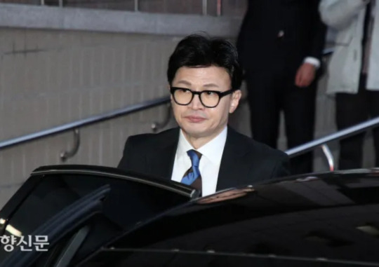 Former Justice Minister Han Dong-hoon gets into a vehicle after a handover ceremony at Government Complex Gwacheon on Nov. 21. By Kwon Do-hyun