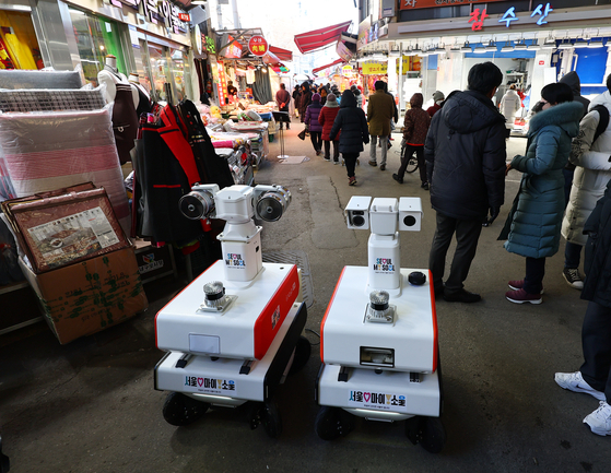 Fire detection robots patrol Namguro Market in Guro District, western Seoul, on Thursday. The Seoul Metropolitan Government launched a pilot program putting into operation patrol robots that can detect and extinguish fires and help people evacuate at traditional markets in the capital area. [YONHAP]