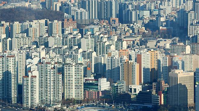 지난해 기준 서울에서 집을 사려면 월급을 한 푼도 쓰지 않고 15.2년을 모아야 가능한 것으로 조사됐다. 자료사진. [사진출처 = 연합뉴스]