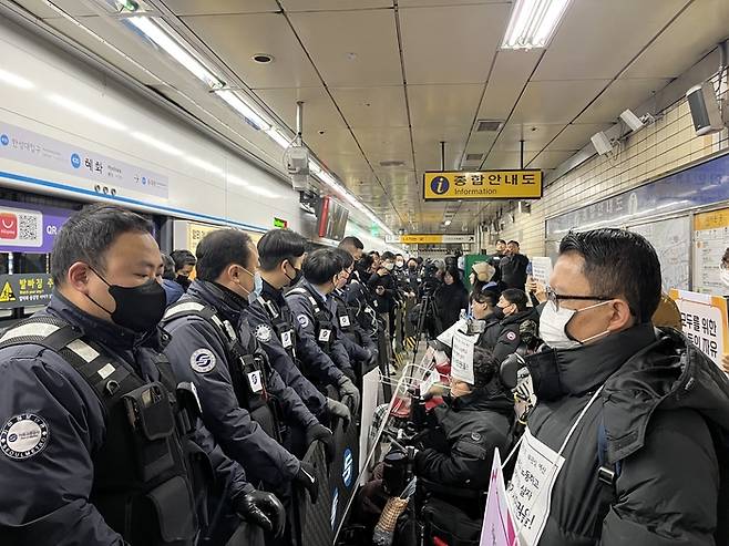 전국장애인차별철폐연대(전장연)가 22일 오전 서울지하철 4호선 혜화역 승강장에서 내년도 예산안 합의 과정에서 교통약자 특별교통수단 271억원 증액안이 무산된 데 대한 기자회견을 열고 있다. [사진 = 연합뉴스]