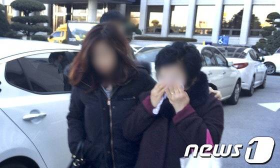 A양의 어머니와 여동생이 2017년 1월 광주 동구 광주지법에서 열린 선고공판에 참석한 뒤 법정을 나서는 모습./사진=뉴스1