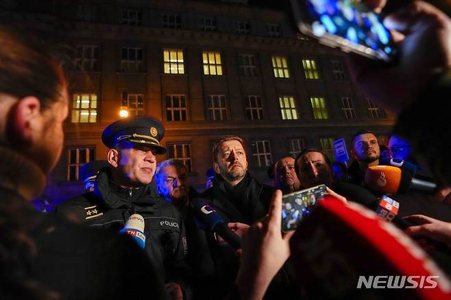 [프라하=AP/뉴시스]체코 경찰과 시 구조대는 21일(현지시간) 프라하 시내에서 발생한 총기 난사 사건으로 사상자가 발생했다고 밝혔다. 비트 라쿠산(가운데) 체코 내무장관과 마르틴 폰드라섹(왼쪽) 프라하 경찰서장이 이날 발생한 사건에 대해 설명하고 있다. 2023.12.22