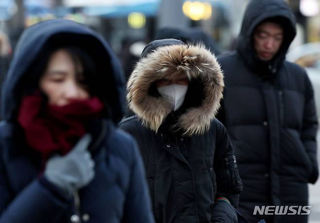 [서울=뉴시스] 김진아 기자 = 연중 낮이 가장 짧은 동지(冬至)인 22일 오전 전국 대부분 지역에 한파특보가 발효된 가운데 서울 종로구 광화문네거리에서 시민들이 두터운 외투를 입고 출근길 발걸음을 재촉하고 있다. 2023.12.22. bluesoda@newsis.com