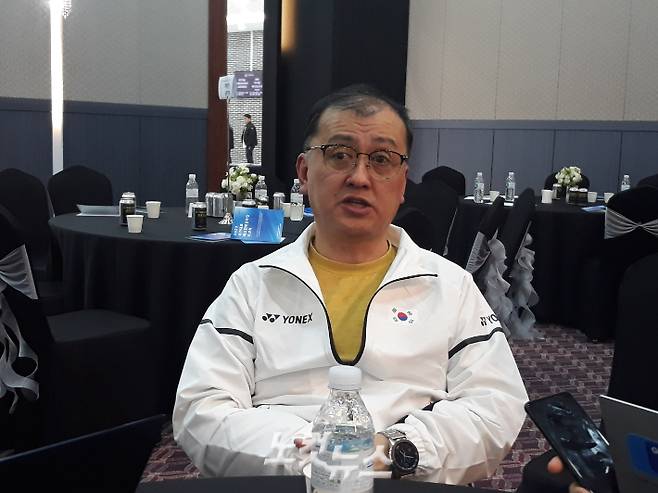 김학균 배드민턴 대표팀 총감독이 20일 포상식에서 취재진과 인터뷰하는 모습. 노컷뉴스