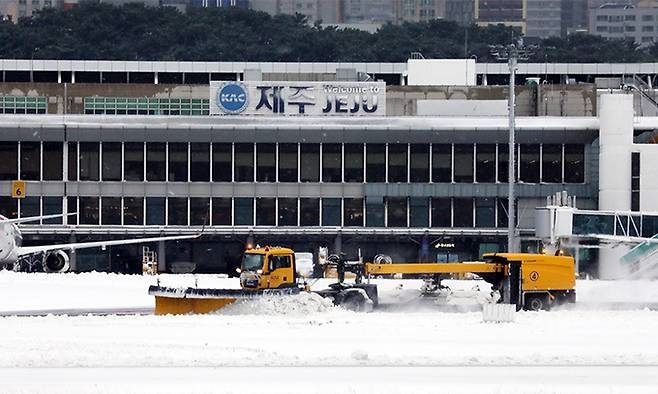 22일 폐쇄된 제주국제공항 활주로에서 제설작업이 진행되고 있다. 뉴스1