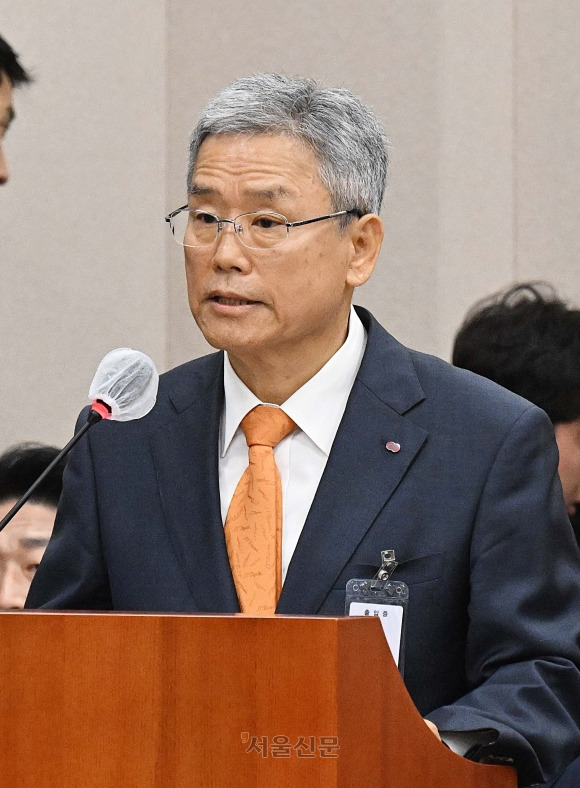 김동철 한국전력공사 사장이 19일 서울 여의도 국회에서 열린 산업통상자원중소벤처기업위원회의 한국전력공사 등에 대한 국정감사에 참석해 업무보고를 하고 있다. 2023.10.19 오장환 기자