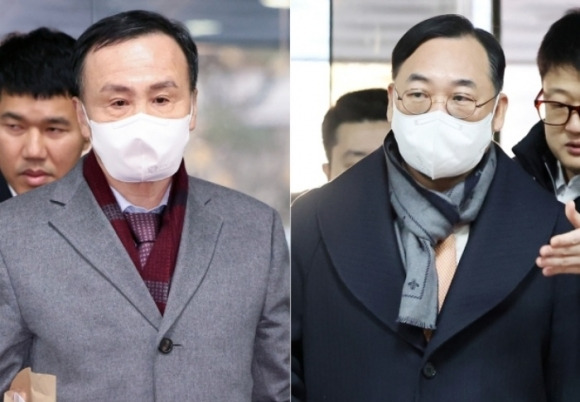 ‘백현동 수사무마 금품수수 의혹’을 받는 임정혁(왼쪽)·곽정기 변호사가 22일 서울 서초구 서울중앙지법에서 열린 영장실질심사에 출석하고 있다. 뉴스1