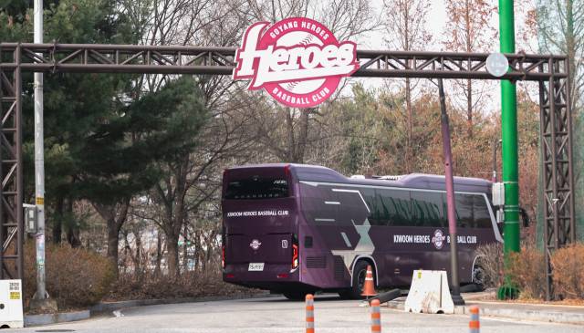 야구장으로 향하는 키움 히어로즈 버스.