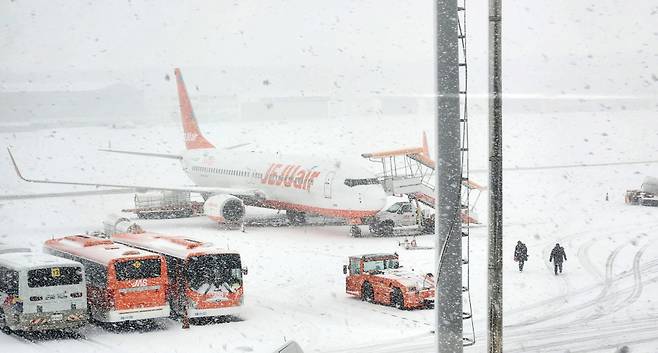 12월22일 오전 제주국제공항에 많은 눈이 내려 쌓이면서 공항 활주로 운항이 이날 오전 8시20분부터 오후 1시까지 전면 중단됐다. ⓒ 연합뉴스