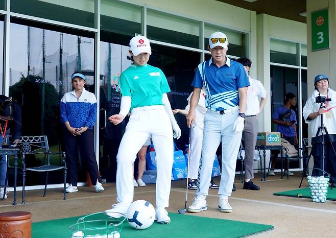 황유민(왼쪽)의 킥 모습을 지켜보고 있는 신태용 인도네시아 축구 국가대표팀 감독. 사진제공 | AGLF