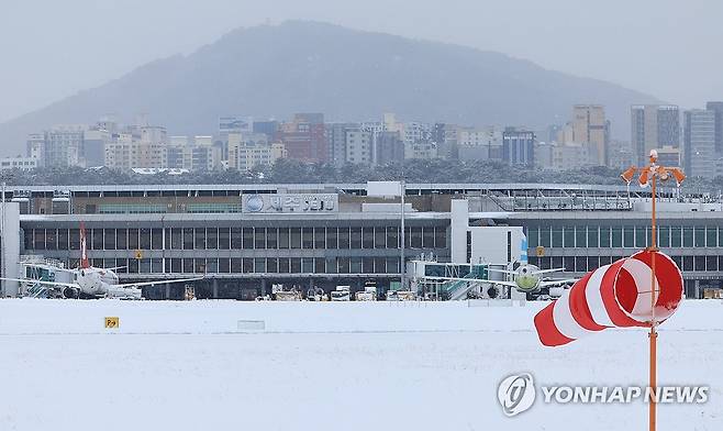 눈 쌓인 제주공항 (제주=연합뉴스) 박지호 기자 = 북극발 한파가 몰아친 22일 오후 제주공항 활주로에 눈이 쌓여 있다. 
    한국공항공사 제주공항에 따르면 이날 오후 10시 현재 출발 76편, 도착 79편 등 155편이 결항하고 1편이 회항했다. 2023.12.22 jihopark@yna.co.kr