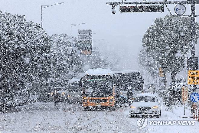 폭설에 마비된 도로 (제주=연합뉴스) 박지호 기자 = 폭설이 쏟아진 22일 오전 제주시 공항로가 눈길에 미끄러진 차량이 엉켜 마비돼 있다. 2023.12.22 jihopark@yna.co.kr