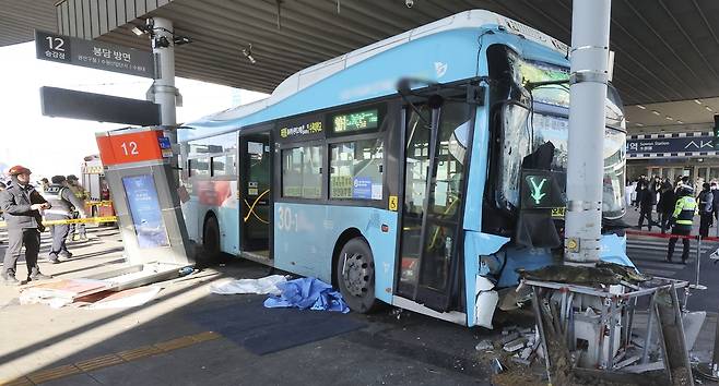 수원역 환승센터 버스 사고 현장 통제 (수원=연합뉴스) 홍기원 기자 = 22일 오후 시내버스가 시민 다수를 치는 사고가 발생한 경기도 수원시 수원역 2층 버스 환승센터가 통제되고 있다. 2023.12.22 xanadu@yna.co.kr