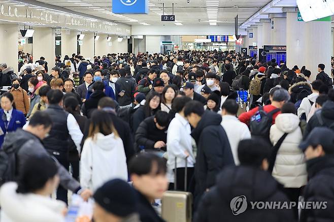 제주공항 인산인해 (제주=연합뉴스) 박지호 기자 = 폭설이 내린 22일 오후 제주국제공항 국내선 출발층이 이용객들로 크게 붐비고 있다. 2023.12.22 jihopark@yna.co.kr