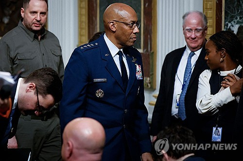 브라운 미 합참의장(가운데) [AFP 연합뉴스 자료사진. 재판매 및 DB 금지]