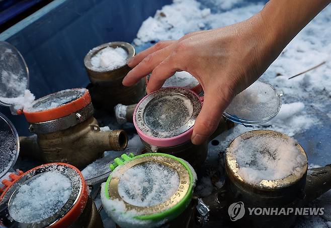 한파에 계량기도 '꽁꽁' (서울=연합뉴스) 김성민 기자 = 한파가 닥친 21일 오전 서울 종로구 중부수도관리소에 동파된 계량기들이 놓여 있다. 
    중앙재난안전대책본부는 대설과 한파로 전국에서 계량기 동파 73건 등의 시설 피해가 발생했다고 밝혔다. 2023.12.21 ksm7976@yna.co.kr