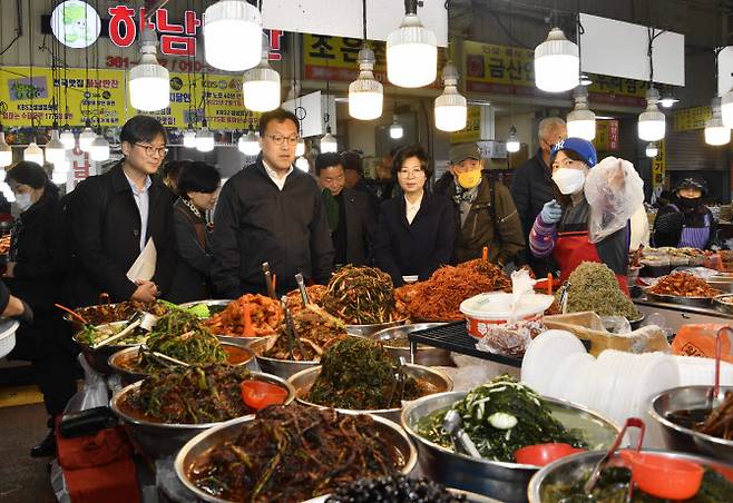 김병환 기획재정부 차관이 8일 광주 서구 양동시장을 방문해 물가동향을 점검하고 있다. (사진=기재부 제공)