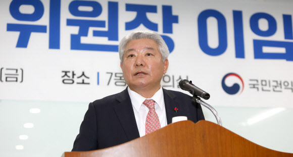 김홍일 국민권익위원장이 지난 22일 세종시 정부세종청사에서 열린 이임식에서 이임사를 하고 있다.(사진=연합뉴스)