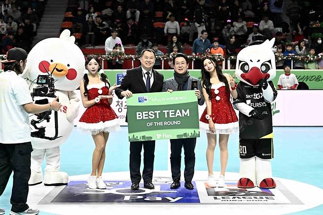 H리그 남자부 1라운드 BEST TEAM SK호크스 이일우 단장에게 시상하는 한국핸드볼연맹 오자왕 사무총장. 사진|한국핸드볼연맹