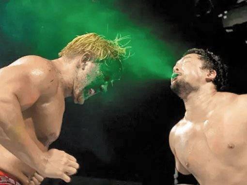 미국 활동 당시 ‘그린 미스트’를 내뿜고 있는 타지리. /WWE