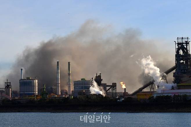 23일 경북 포항시 남구 포스코 포항제철소에서 불이 나 주변으로 검은 연기가 퍼지고 있다. ⓒ연합뉴스