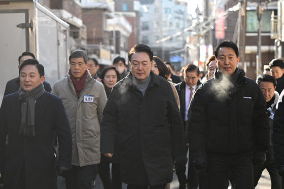 윤석열 대통령이 21일 소규모주택정비 관리지역인 서울 중랑구 모아타운 사업지를 방문해 현장을 둘러보고 있다. 2023.12.21 대통령실 제공