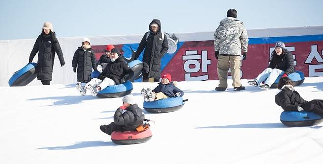 23일 서울시에 따르면 오는 31일까지 뚝섬한강공원에서 '2023 로맨틱 한강 크리스마스 마켓'을 연다. 22일 서울 뚝섬한강공원 눈썰매장을 찾은 시민들이 눈썰매를 즐기고 있다. '한강 눈썰매장'은 뚝섬·잠원·여의도한강공원 3곳에서 22일부터 내년 2월12일까지 운영한다. 뉴스1