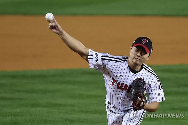 LG 마무리 고우석 역투 (서울=연합뉴스) 김주성 기자 = 8일 서울 잠실야구장에서 열린 2023 KBO 한국시리즈 2차전 kt wiz와 LG 트윈스의 경기. LG 마무리 투수 고우석이 역투하고 있다. 2023.11.8 utzza@yna.co.kr (끝)