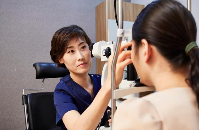 시력교정술을 받으려는 한 여성이 수술을 하기에 앞서 눈 검진을 받고 있다. 한국일보 자료