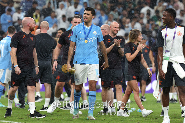 FIFA 클럽 월드컵 트로피를 거머쥐고 선수단과 환호하는 로드리의 모습. 사진=게티이미지