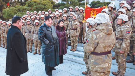 김정은 북한 국무위원장이 지난 18일 단행된 ICBM 화성-18형 발사 훈련에 참여했던 미사일총국 제2붉은기중대 군인들을 지난 20일 당 중앙위원회 본부 청사로 불러 축하 격려했다고 조선중앙TV가 21일 보도했다. 사진 조선중앙TV 화면