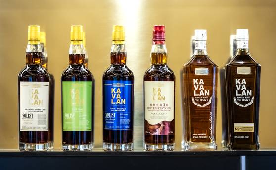 세계적으로 인기가 많은 대만산 카발란 위스키 시리즈 중 일부. 맨 왼쪽 첫 번째 병이 영화 ‘헤어질 결심’에 등장한 ‘솔리스트 올로로소 셰리 캐스크’이다. 맨 오른쪽에 있는 두 개의 병 디자인은 대만에서 가장 높은 빌딩인 ‘타이베이 101’의 모습을 따왔다. 박종근 기자