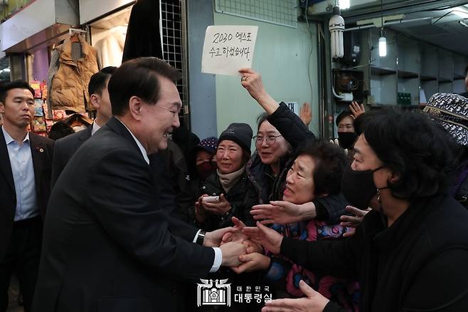 12월 6일 민심행보로 부산 부평깡통시장을 찾은 윤석열 대통령이 환호하는 인파와 악수를 하고 있다. 대통령실 제공