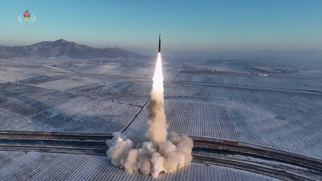 지난 18일 김정은 북한 국무위원장의 참관하에 발사한 고체연료 대륙간탄도미사일(ICBM) ‘화성-18형’의 발사 영상을 조선중앙TV가 19일 공개 했다. 조선중앙TV 화면. 연합뉴스 제공