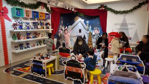 AK플라자 수원점은 다음 달 7일까지 <헬로!카봇>의 10년 기념 단독전시를 하는 가운데 크리스마스를 맞이해 23~24일에는 카봇의 캐릭터 인형탈 이벤트를 진행한다. 사진은 전시장의 모습. 이나경기자