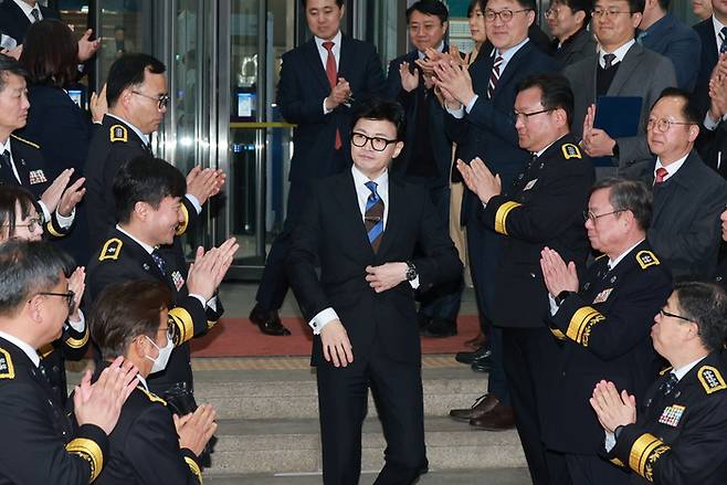 한동훈 법무부 장관이 지난 21일 과천 법무부 청사에서 이임식을 마치고 청사를 떠나고 있다. [사진 = 연합뉴스]