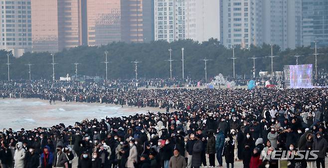 [부산=뉴시스] 하경민 기자 = 2023년(계묘년) 1월 1일 오전 부산 해운대구 해운대해수욕장을 찾은 시민과 관광객들이 새해 첫 해돋이를 감상하고 있다. 2023.01.01. yulnetphoto@newsis.com