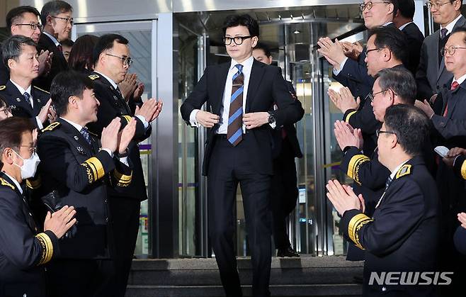 [과천=뉴시스] 조성우 기자 = 국민의힘의 비상대책위원장직 제안을 받아들인 한동훈 법무부 장관이 21일 경기도 과천시 정부과천청사 법무부에서 열린 이임식을 마치고 직원들 박수를 받고 있다. 2023.12.21. xconfind@newsis.com