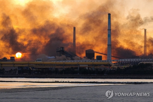 ▲ 포스코 포항제철소에서 불이나 주변이 검은 연기가 발생하고 있다 ⓒ 연합뉴스