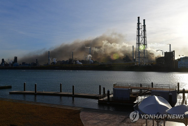 23일 오전 경북 포항 포스코 포항제철소가 화재로 연기에 뒤덮여 있다. 경찰과 소방당국은 이날 오전 8시 50분께 초기 진화를 마쳤다고 밝혔다./사진=연합뉴스