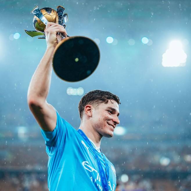 클럽월드컵 우승 트로피를 든 훌리안 알바레스. /사진=맨체스터 시티 공식 SNS