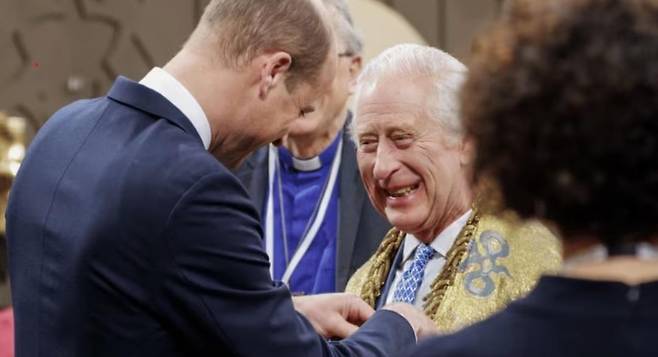 대관식 리허설 도중 웃는 찰스 3세 영국 국왕과 윌리엄 왕자 [엑스(X·옛 트위터) 캡처. 재판매 및 DB금지]