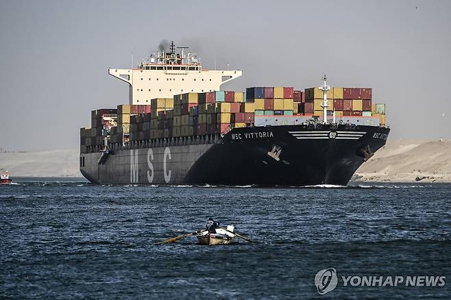 홍해로 향하는 컨테이너 수송선박 [EPA 연합뉴스 자료사진]